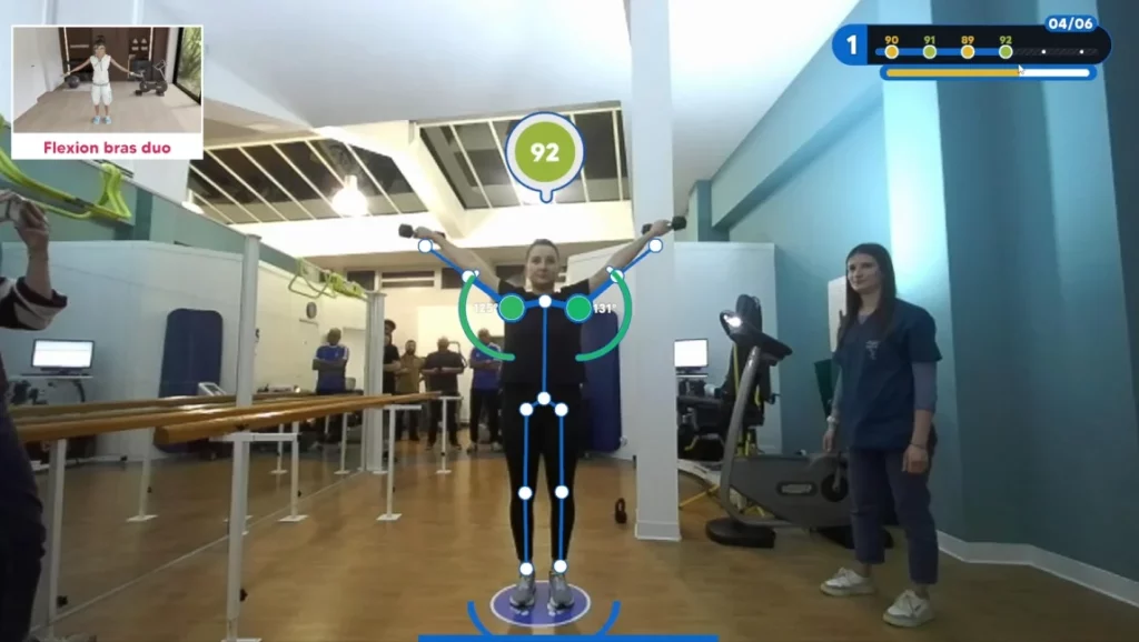Femme adulte réalisant un exercice de levée de bras guidé par le coach visuel Neo-Motion dans un espace d’entraînement
